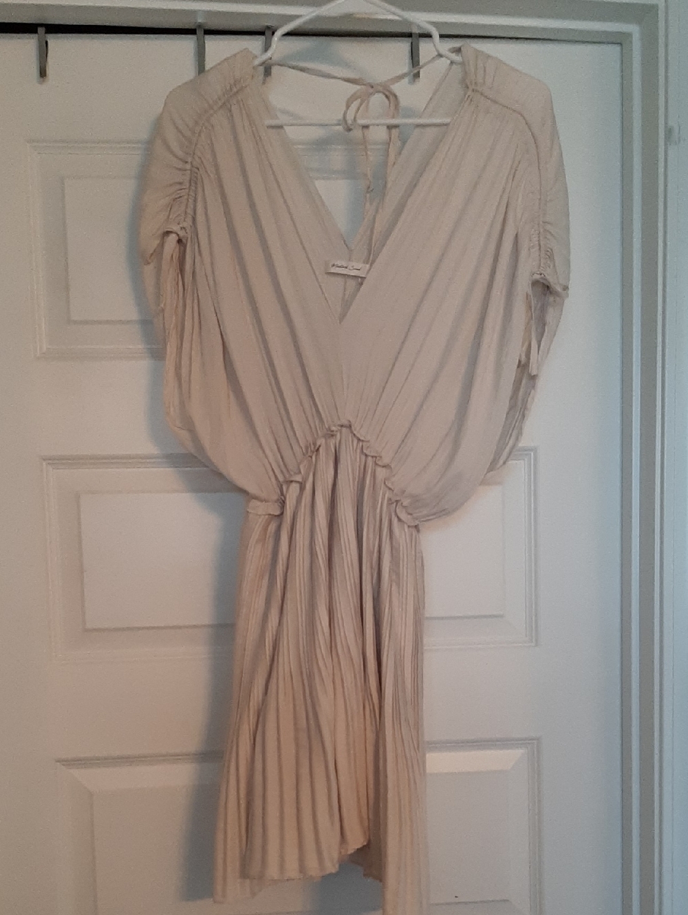 Mustard Seed Med Women’s Cream V-Neck Pleated Dress, Gorgeous